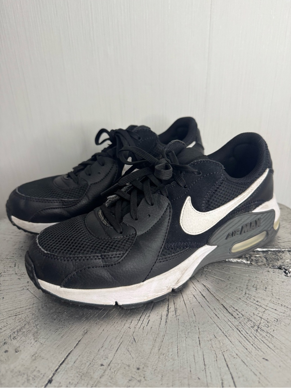 Nike AIR MAX Sneakers. Size 8.5. Black. White.